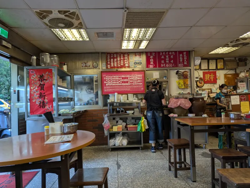 Inside dining at Entrance of Yongkang Beef Noodles