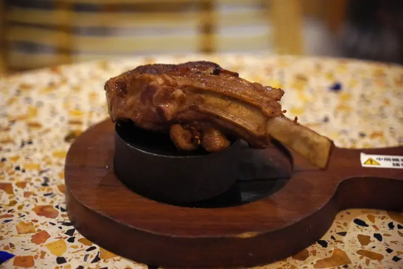 Lamb chop on the hot plate